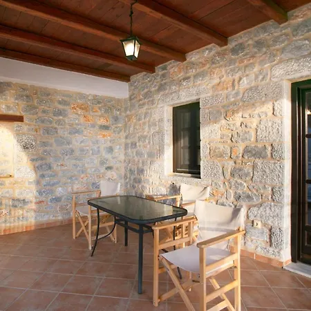 Traditional Plagiaki Apartment *