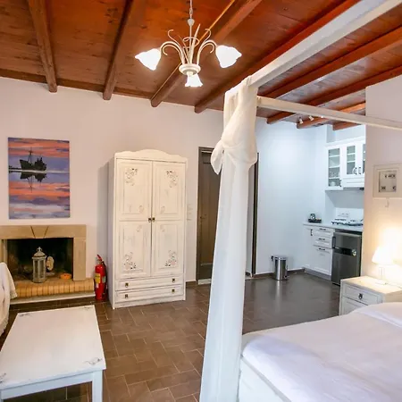 Traditional Plagiaki Apartment *