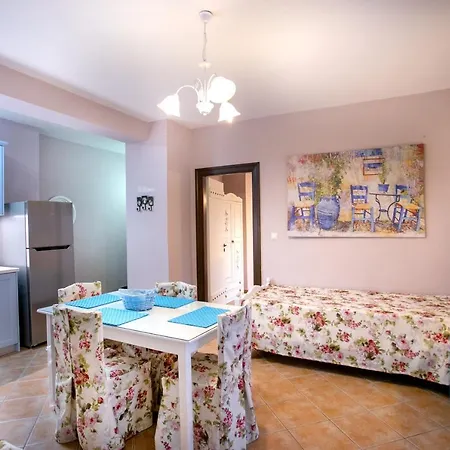 Traditional Plagiaki Apartment Neo Oitilo