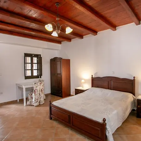 Traditional Plagiaki Apartment Neo Oitilo