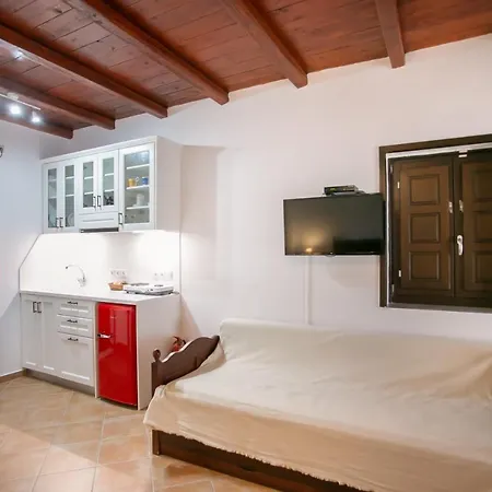 Traditional Plagiaki Apartment *