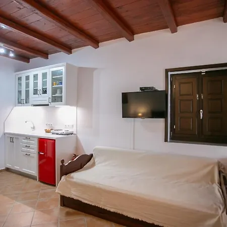 Traditional Plagiaki Apartment *
