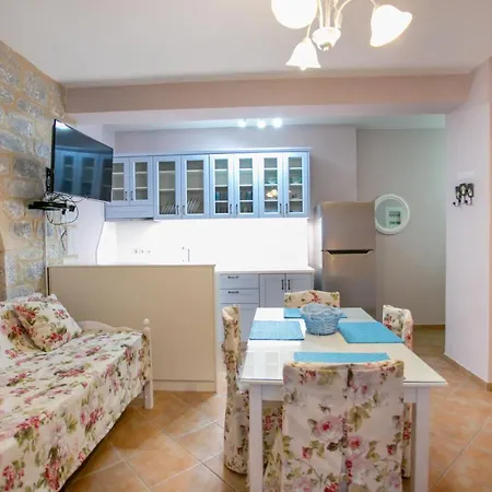Traditional Plagiaki Apartment *