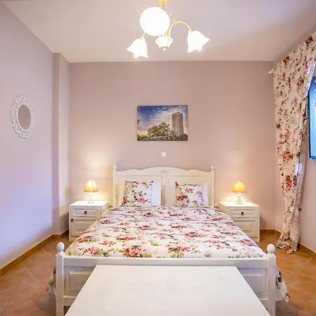 Traditional Plagiaki Apartment *