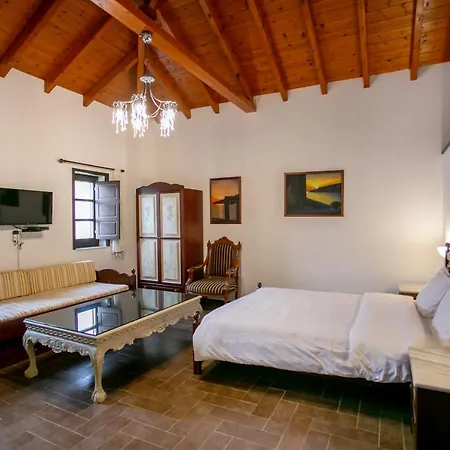 Traditional Plagiaki Apartment Neo Oitilo